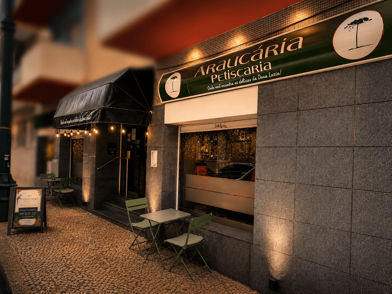 Fachada exterior da Araucária Petiscaria, restaurante brasileiro no Montijo